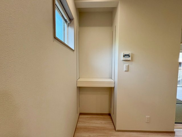 「続き間で23帖超えの大空間」香美市土佐山田町東本町2号棟　新築一戸建ての収納|キッチン横に配置された便利なパントリースペース。可動棚を設置すれば、ストック品や家電もスッキリ片付きます。