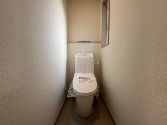 「続き間で23帖超えの大空間」香美市土佐山田町東本町2号棟　新築一戸建てのトイレ|2階にもトイレを完備。朝の混雑時も安心です。シンプルな内装に小窓からの光が差し込む清潔感のある空間。