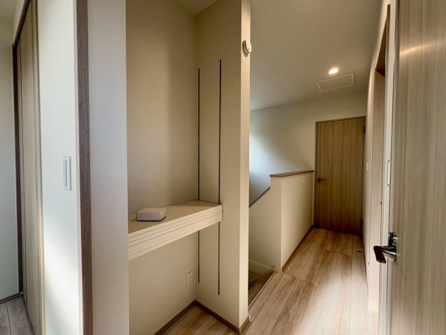 「続き間で23帖超えの大空間」香美市土佐山田町東本町2号棟　新築一戸建ての収納|2階廊下に設けられた便利な収納スペース。可動棚を設置すれば、掃除道具や日用品のストック、季節の飾り物など多目的に活用できます。