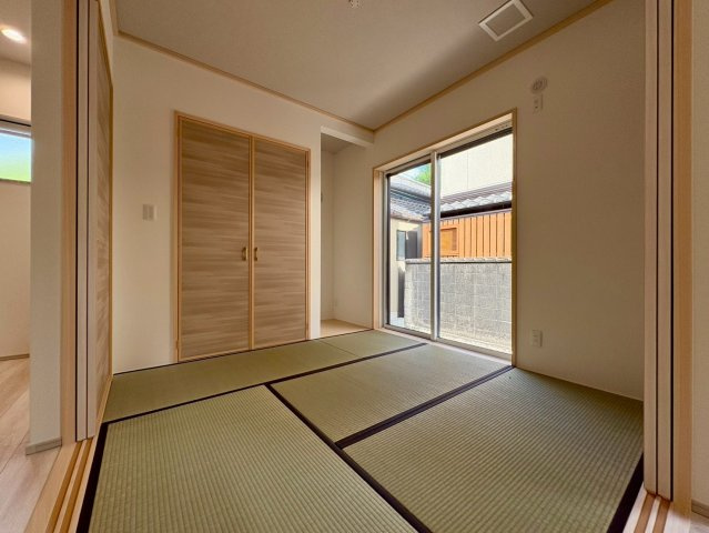 「続き間で23帖超えの大空間」香美市土佐山田町東本町2号棟　新築一戸建ての和室|客間やお子様の遊び場に最適な和室。リビングとフラットに繋がり、大きな窓からは自然光が心地よく差し込みます。