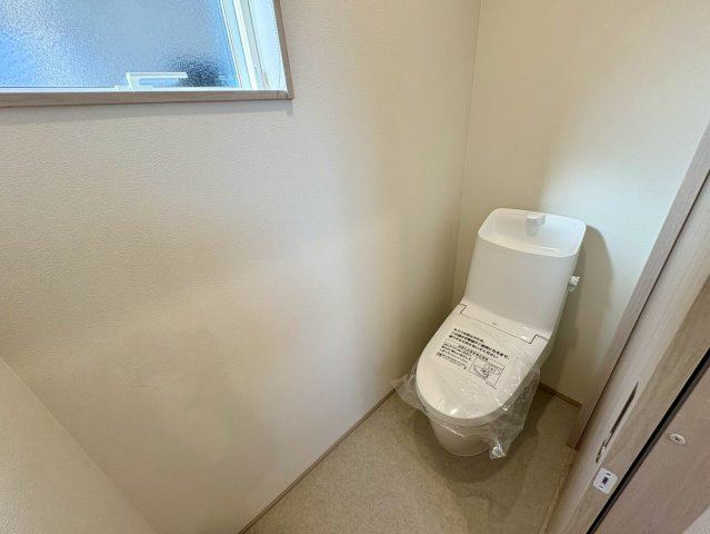 「続き間で23帖超えの大空間」香美市土佐山田町東本町2号棟　新築一戸建てのトイレ|白を基調とした清潔感溢れるトイレ。小窓付きで換気もしやすく、心地よいプライベート空間を保てます。