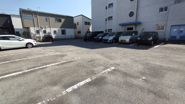 マンションフラワーの駐車場