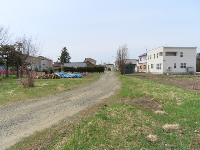 常呂郡訓子府町東町１２１番、１２２番１　売地の前面道路含む現地写真|南側私道 幅員約3ｍ～西側方向