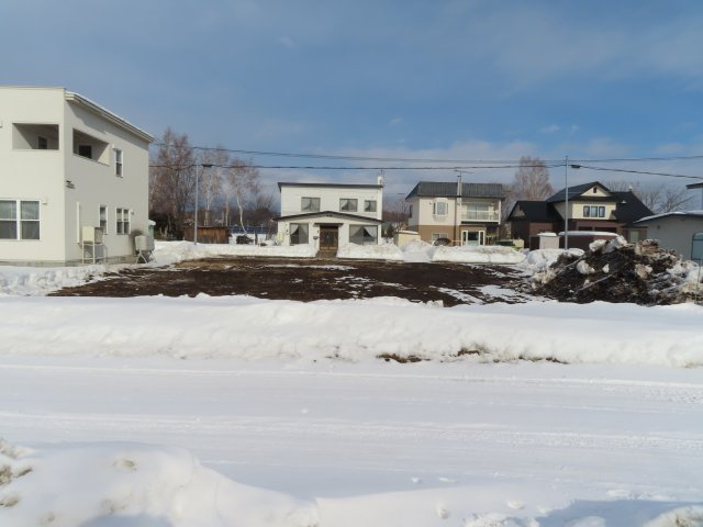 【前面道路含む現地写真】 | 常呂郡訓子府町東町１２１番、１２２番１　売地 | 南側私道 幅員約3ｍ～南側方向
