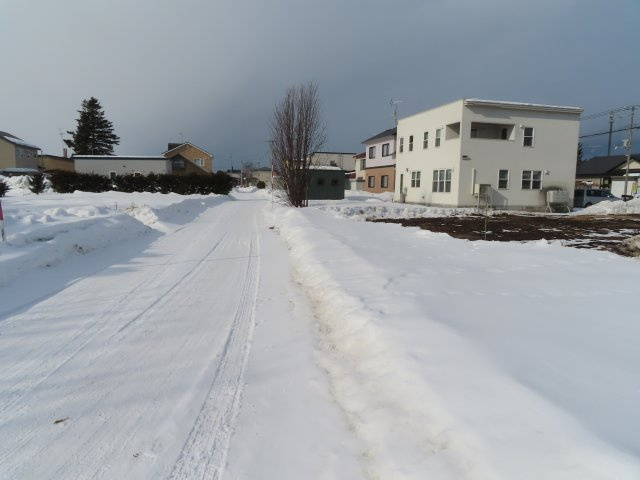 【前面道路含む現地写真】 | 常呂郡訓子府町東町１２１番、１２２番１　売地 | 南側私道 幅員約3ｍ～西側方向