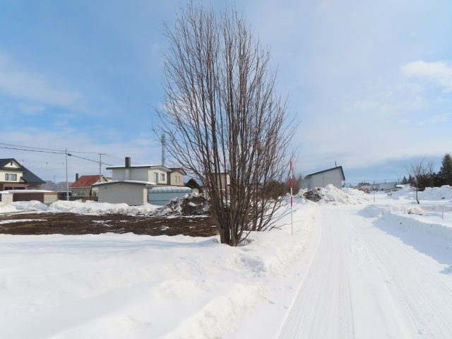 【前面道路含む現地写真】 | 常呂郡訓子府町東町１２１番、１２２番１　売地 | 南側私道 幅員約3ｍ～東側方向