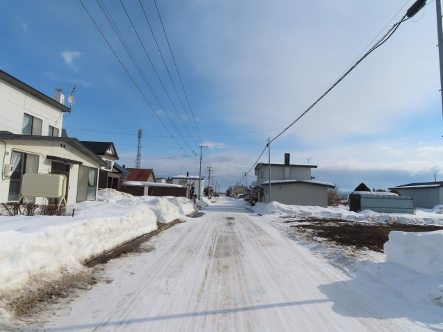 【前面道路含む現地写真】 | 常呂郡訓子府町東町１２１番、１２２番１　売地 | 北側訓子府町町道(東町北2条通)幅員6ｍ～東側方向
