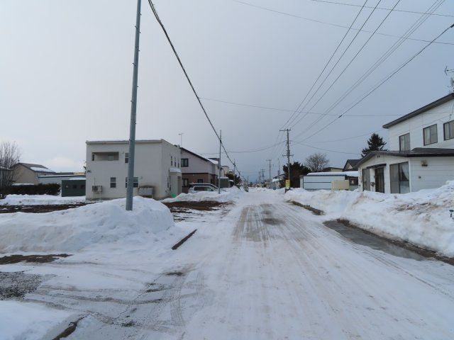 【前面道路含む現地写真】 | 常呂郡訓子府町東町１２１番、１２２番１　売地 | 北側訓子府町町道(東町北2条通)幅員6ｍ～西側方向