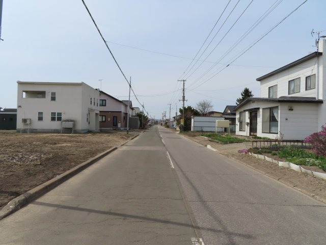 常呂郡訓子府町東町１２１番、１２２番１　売地の前面道路含む現地写真|北側訓子府町町道(東町北2条通)幅員6ｍ～西側方向