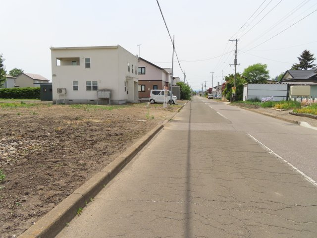 常呂郡訓子府町東町１２１番、１２２番１　売地の前面道路含む現地写真|北側訓子府町町道(東町北2条通)幅員6ｍ～西側方向