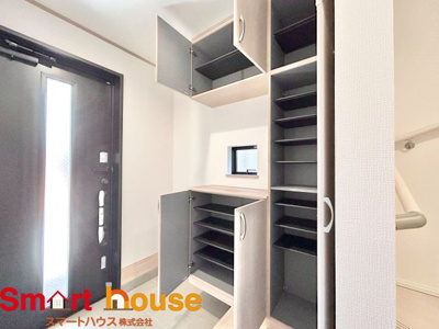 【玄関】 | 相模原市南区相模台　新築2棟 | 大型のシューズボックスがあるだけで靴を収集している方も大家族でも安心！
置きっぱなしの靴を収納できるので玄関がスッキリ！