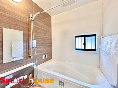 【浴室】 | 相模原市南区相模台　新築2棟 | 一日の疲れを癒してくれる場所なので、快適に過ごして頂く為にゆったりサイズのバスタブを用意しました。是非半身浴をお楽しみ下さい。空気が籠らない様に小窓も設置しております。