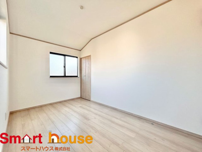 【洋室】 | 相模原市南区相模台　新築2棟 | 家族一人ひとりの大切なプライベート空間。趣味に合わせて使って頂けるようシンプルに仕上げてあります。暮らし心地を大きく左右する収納を、適材適所に配置し使い勝手を考慮しました。