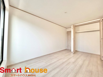 【洋室】 | 相模原市南区相模台　新築2棟 | 大きな窓からたっぷりの日差しが降り注ぐ明るい室内です。気持ちの良い朝日を受けて、目覚めの良い健康的な朝を迎えられそうです。 