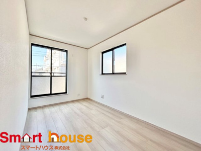 【洋室】 | 相模原市南区相模台　新築2棟 | 大きな窓からたっぷりと陽光が注がれる明るい空間。家族の成長に対応できる永住仕様の間取り。一日の疲れをいやしてくれる主寝室。時を忘れて過ごす場所として過ごせるお部屋。