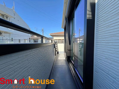 【バルコニー】 | 相模原市南区相模台　新築2棟 | 陽当りの良いバルコニーは、物干しセットを追加すれば、一度にたくさんのお洗濯物が干せるのが魅力！バルコニーは洗濯物を干すだけの場所じゃなく、家族のゆとりのある時間を演出するプライベート空間。