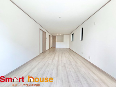 【居間・リビング】 | 相模原市南区相模台　新築2棟 | 広くゆったりと家族揃って寛げるLDKは○帖。毎日の始まりと終わりをここで迎える大切な空間はいつでも心地良い空気感。落ち着いた雰囲気で過ごしたり家族でわいわい盛り上がる日も。