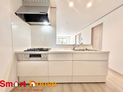 【キッチン】 | 相模原市南区相模台　新築2棟 | ダイニングからワークスペースを見渡せる、見せるキッチン。ダイニングとの空間のつながりが、スペースのゆとりを生み出します♪