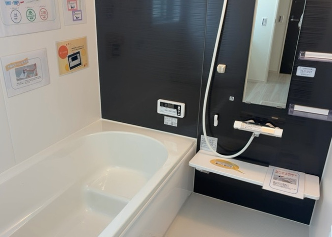 【浴室】 | 入浴時の快適さも大事なことですが、綺麗な状態を維持できなければ気持ちよく入浴できません。毎日の掃除が楽という点は大事なポイントになります！カビが生えにくく掃除がしやすい、壁や浴槽を選ぶといいでしょう。