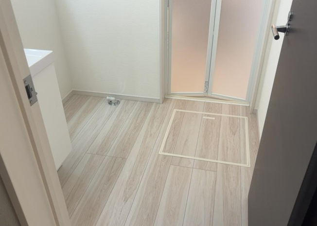 【脱衣所】 | 多くの戸建て住宅で見かける洗面脱衣所は、洗面台と洗濯機が2畳ほどのスペースに並べられていて、洗面所が脱衣所を兼ね備えている間取りが一般的です。お客様が利用することもある、パブリックな空間でもあります。