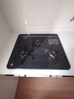 【キッチン】 | 東久留米南沢2期　全2棟　B号棟 | 3口コンロ