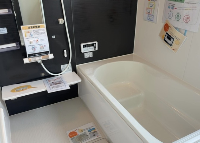 【浴室】 | 入浴時の快適さも大事なことですが、綺麗な状態を維持できなければ気持ちよく入浴できません。毎日の掃除が楽という点は大事なポイントになります！カビが生えにくく掃除がしやすい、壁や浴槽を選ぶといいでしょう。