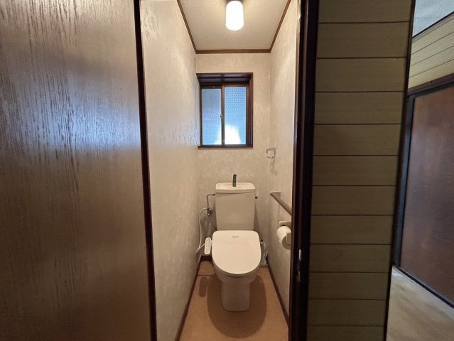 富山市四方戸建てのトイレ|落ち着いたトイレです