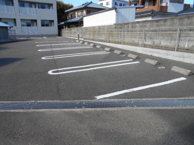 【駐車場】 | ボンヌ・シャンス | 駐車場があるので、車を買う予定の方も安心です