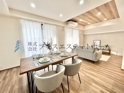 【居間・リビング】 | 東町・江戸町ビル | バルコニーに面したリビングで明るいですね♪フローリングは木材特有のナチュラルな美しさがあります♪