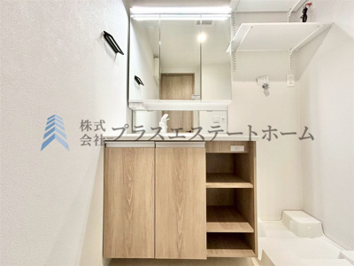 【その他】 | 東町・江戸町ビル | 身支度やお風呂上がり、寝る前の準備などの際に嬉しい大きな鏡付きです♪