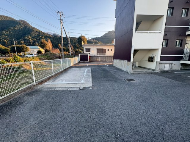 アーバンコート山根の駐車場