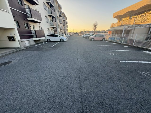 アーバンコート山根の駐車場