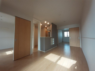 【居間・リビング】 | グランデール興浜Ⅲ | ゆったりとした居間です