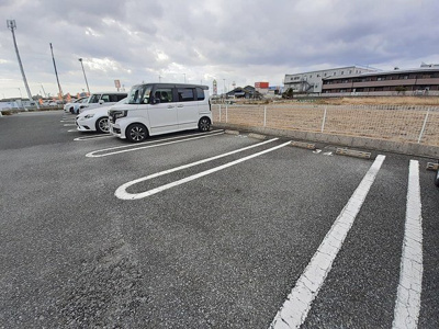 【駐車場】 | メゾン　ド　リジェールＮ | 車をお持ちの方に嬉しい駐車場付きの物件です
