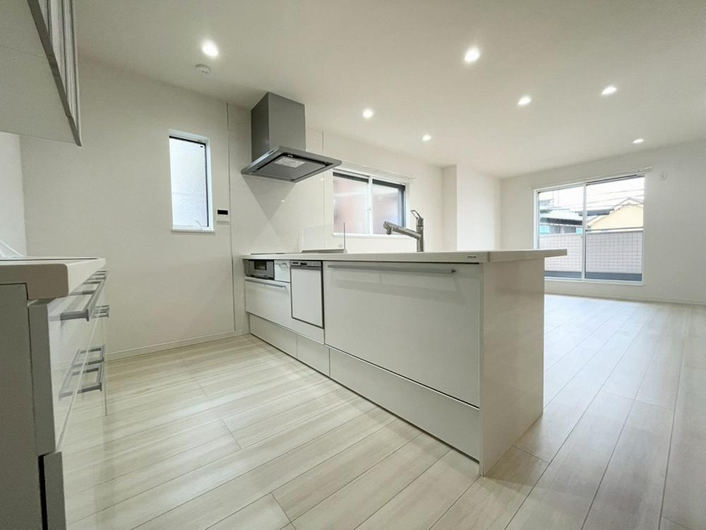 堀溝3丁目　中古一戸建てのキッチン|システムキッチン　食器洗い乾燥機付き
■物件内覧・資金計画相談・住宅ローン相談、リフォーム相談、お問合せ受付中■
※当日・翌日のご内覧、ご相談はお電話でのお問合せがスムーズです！