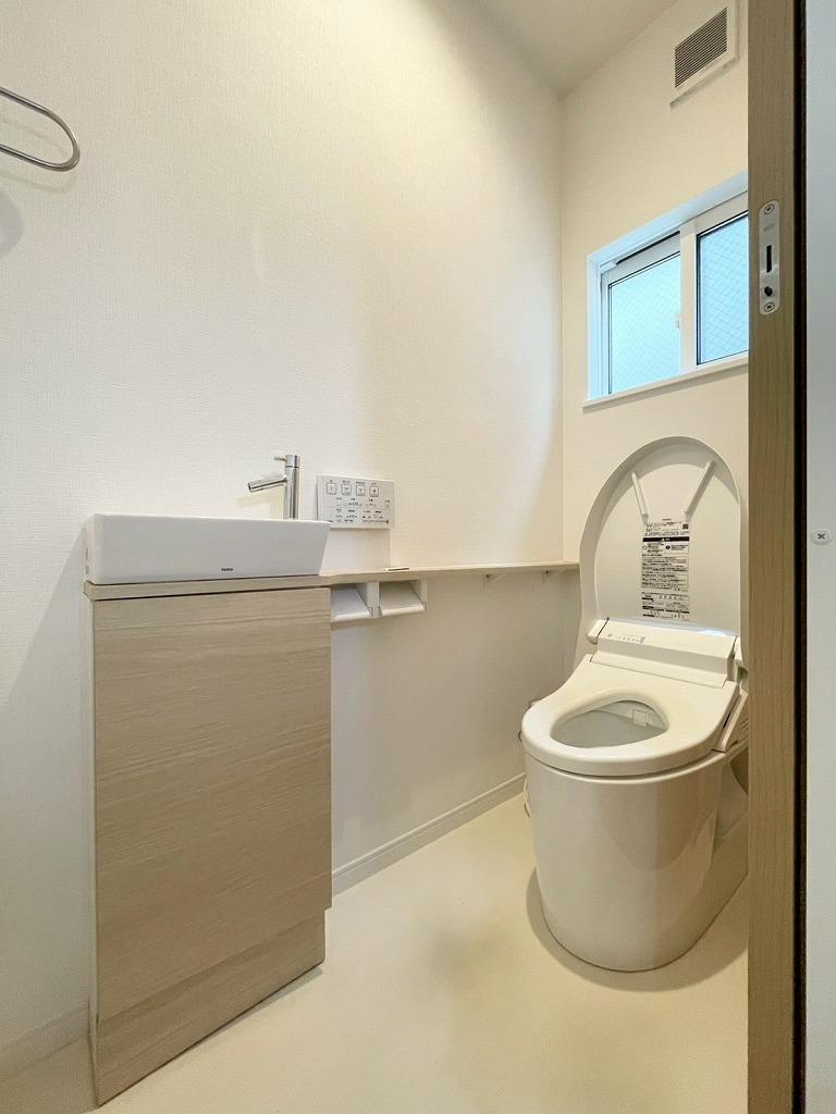 堀溝3丁目　中古一戸建てのトイレ|温水洗浄便座付き
■物件内覧・資金計画相談・住宅ローン相談、リフォーム相談、お問合せ受付中■
※当日・翌日のご内覧、ご相談はお電話でのお問合せがスムーズです！