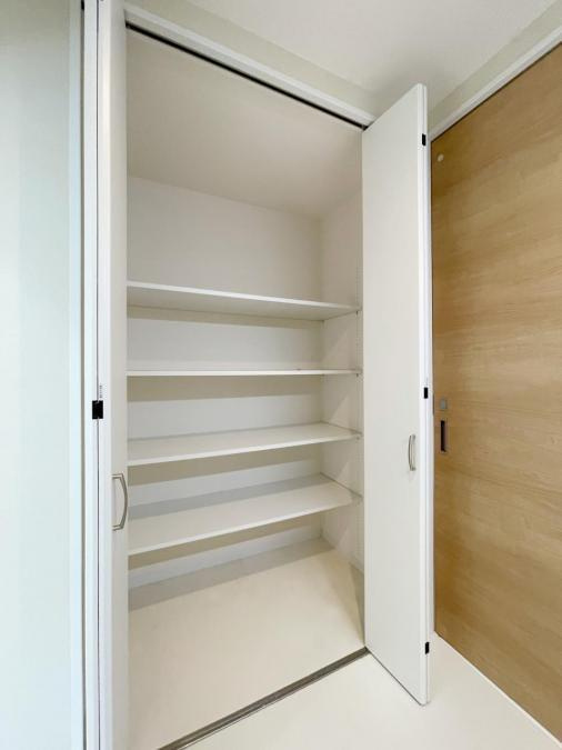 堀溝3丁目　中古一戸建ての内装|洗面所の収納
■物件内覧・資金計画相談・住宅ローン相談、リフォーム相談、お問合せ受付中■
※当日・翌日のご内覧、ご相談はお電話でのお問合せがスムーズです！