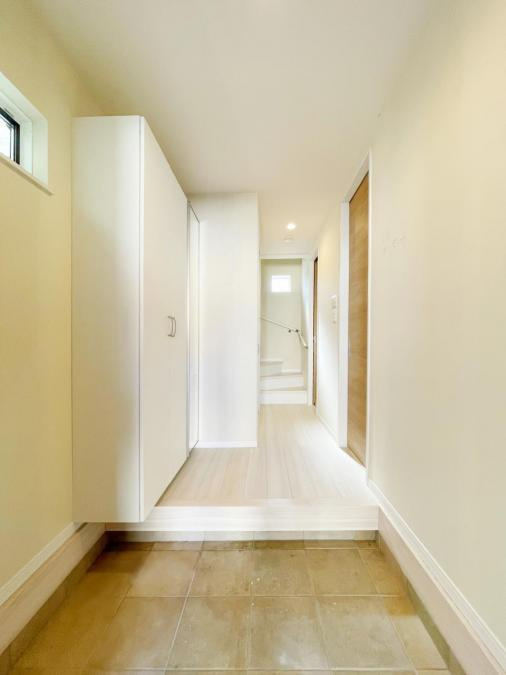 堀溝3丁目　中古一戸建ての内装|玄関ホール　玄関収納
■物件内覧・資金計画相談・住宅ローン相談、リフォーム相談、お問合せ受付中■
※当日・翌日のご内覧、ご相談はお電話でのお問合せがスムーズです！