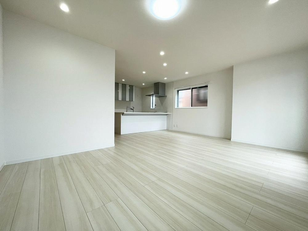 堀溝3丁目　中古一戸建ての居間・リビング|LDK19.7帖
■物件内覧・資金計画相談・住宅ローン相談、リフォーム相談、お問合せ受付中■
※当日・翌日のご内覧、ご相談はお電話でのお問合せがスムーズです！