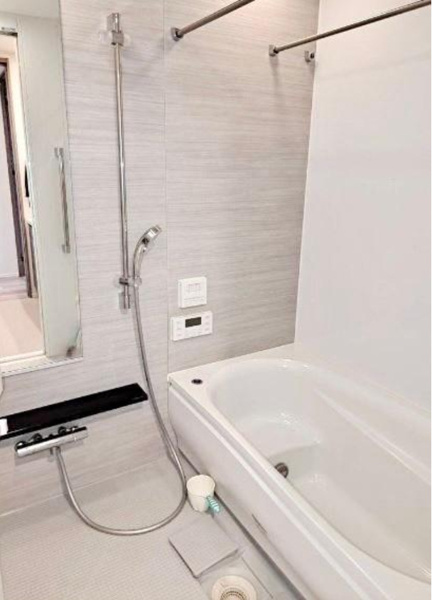 【浴室】 | 【浴室】壁面やカウンターにはホワイト系の素材を採用し、すっきりとしたさわやかな浴槽です☆