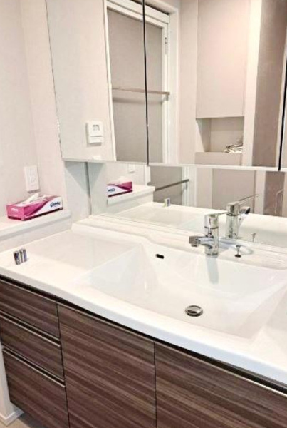 【独立洗面台】 | 【独立洗面台】三面鏡裏収納や、下部にも収納スペースありで洗面台を綺麗に保てます！