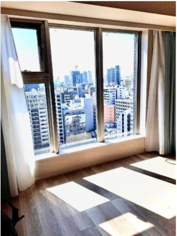 【居間・リビング】 | 【リビングダイニング】大きな窓からたくさんの陽が差し込み、お部屋全体がとても明るく、暖かみある空間です◎