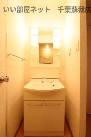 ファーストヴューラ十一番館の洗面所|ゆったりとスペースのある洗面所