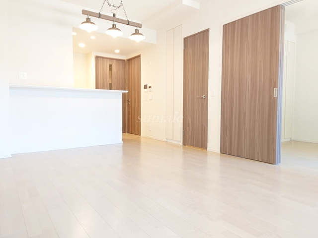 ザ・パークハウスオイコス赤羽志茂フォーススクエアの居間・リビング|窓側からのアングルです☆