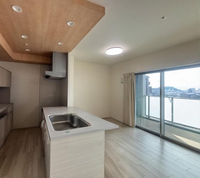 【キッチン】 | フローレンス南観音ソラテラス | ご家族を近くに感じられる対面キッチンです。
☆CGで家具小物を消したイメージです。
