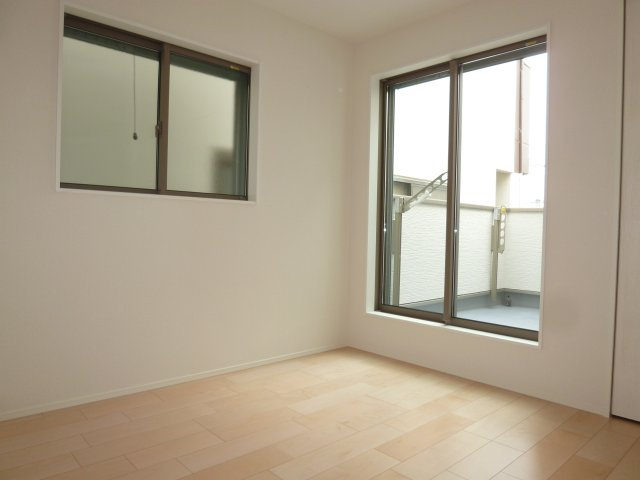 MIRASUMO昭和区伊勝町111②｜名古屋市の戸建ならホームアップの洋室|【売主施工例】窓から心地よい光と風を取り込む二面採光。プライベートな時間をゆったりと過ごせる、安らぎの居室空間です。