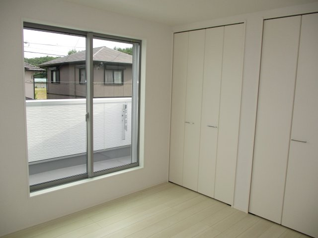 MIRASUMO昭和区伊勝町111②｜名古屋市の戸建ならホームアップの洋室|【売主施工例】全室にクローゼットを完備。お洋服や荷物を隠して収納できるので、お部屋をいつも広々スッキリと保てます。