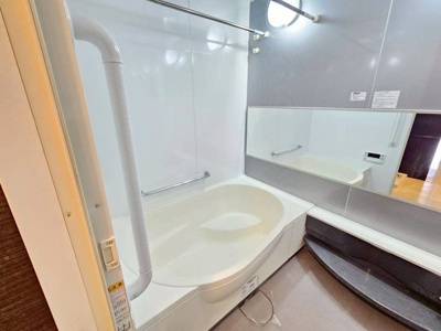 【浴室】 | ロイヤルグラン逆瀬川 | 浴室乾燥機付なので雨の日や花粉が強い日も安心お洗濯