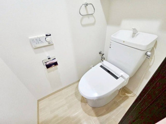 【トイレ】 | ロイヤルグラン逆瀬川 | トイレには快適な温水洗浄便座付き