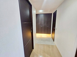 【玄関】 | ロイヤルグラン逆瀬川 | 空間を広く見せ、すっきりとした印象のフロートタイプのシューズボックス